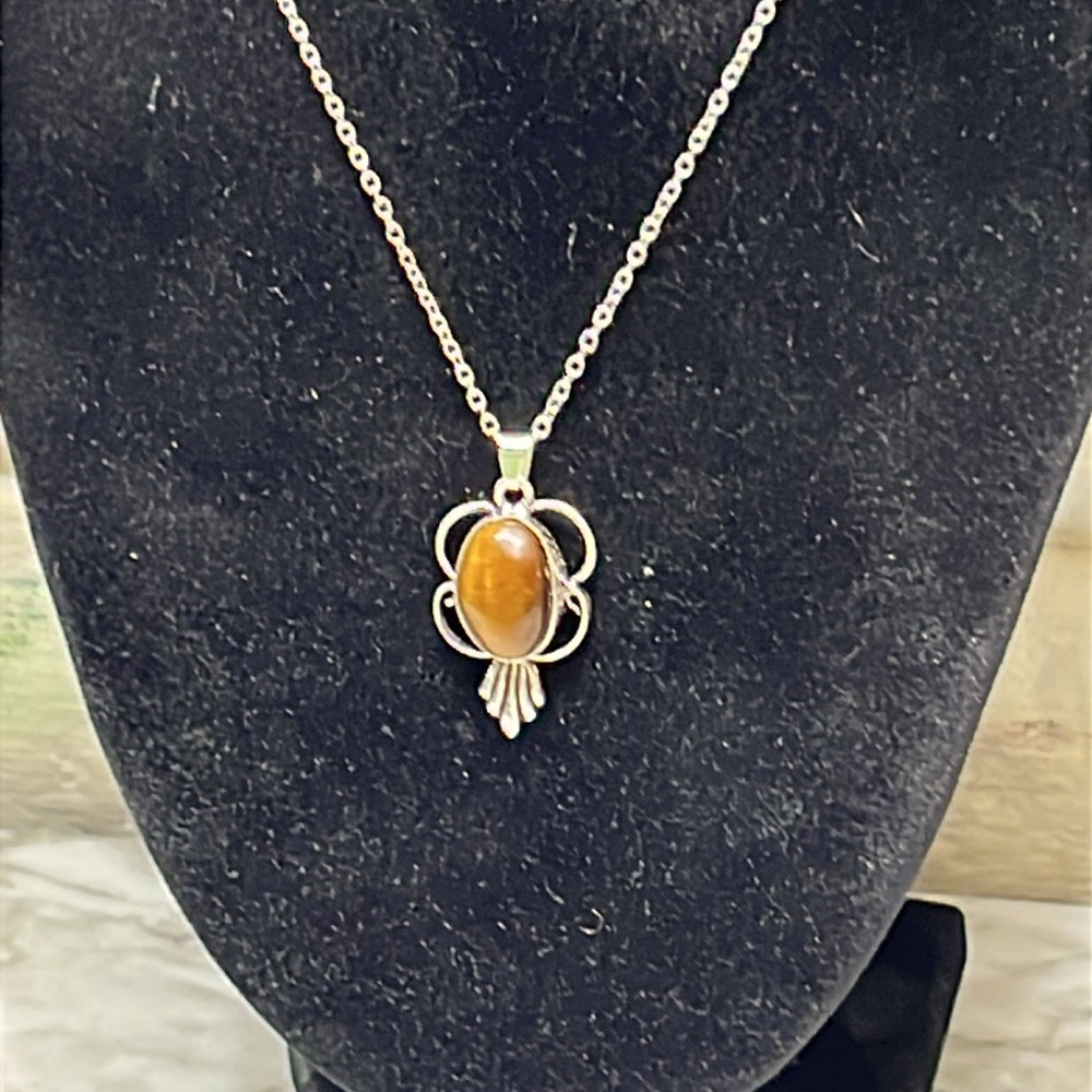 HANDMADE TIGERS EYE SILVER PENDANT WITH 925 SILVER CHAIN
NWT - Picture 4 of 9